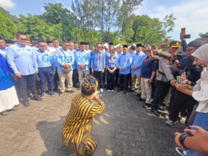 Disambut Pencak Silat, Amsakar dan Li Claudia Daftar ke KPU Sebagai Cawako Batam 2024
