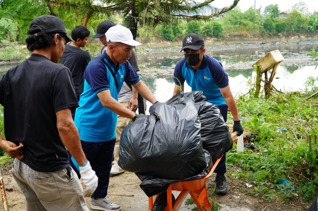Program Green Employee Involvement PLN Batam Gelar Aksi Bersih Sungai Bersama Warga Masyarakat