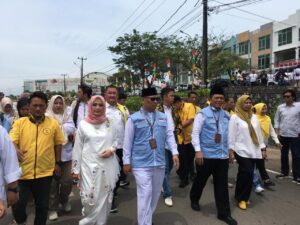 Paslon Ansar dan Nyanyang Kompak Pakai Rompi Biru Daftar ke KPU Kepri
