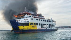 Kapal Roro KMP Tandeman Terbakar  di Perairan Pulau Kasam Punggur