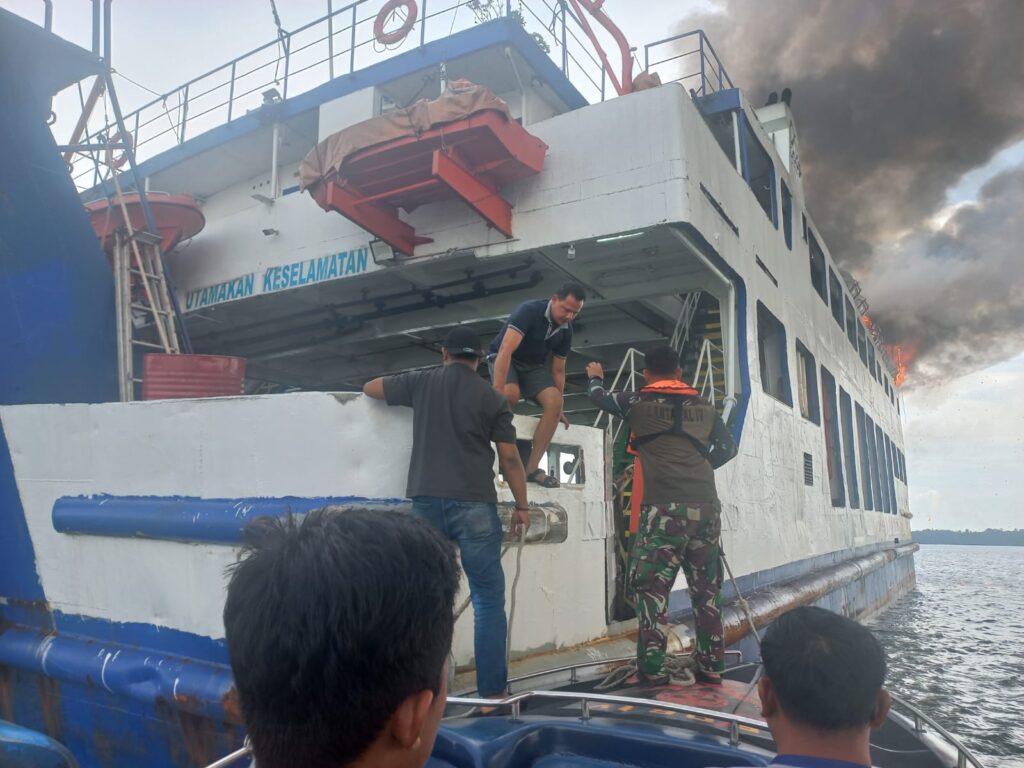 Lantamal IV Evakuasi 12 Krew Kapal KMP Tandeman Yang Terbakar di Batam