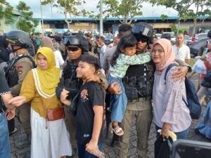 Tangis Bangga Keluarga Melihat Kapolda Kepri Lepas 100 Anggota Brimob Tugas ke Papua