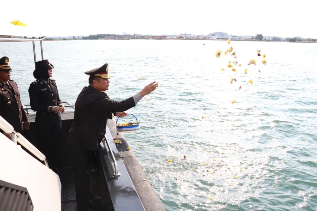 Wakapolda Kepri Pimpin Tabur Bunga di Laut Pada Hari Pahlawan