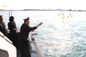 Wakapolda Kepri Pimpin Tabur Bunga di Laut Pada Hari Pahlawan
