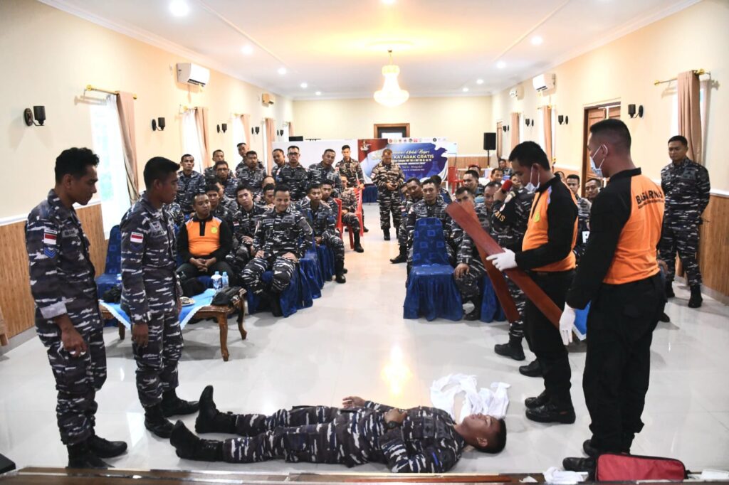 Personil Lanal TBK, Basarnas dan Ditpolairud Polres Karimun Laksanakan Search and Rescue dan Evakuasi Korban di Laut