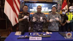 Tim F1QR Lantamal Batam Ciduk Pengedar 43 Gram Sabu di Perairan Keban