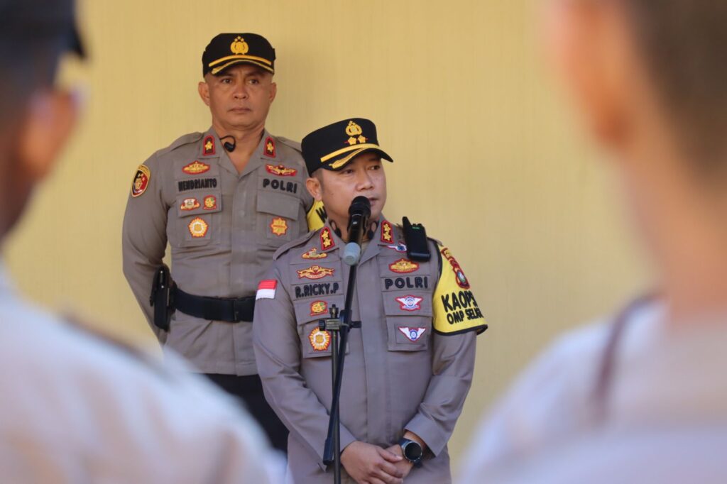 Aksi Heroik Anggota Polres Anambas Selamatkan Remaja Terjatuh Ke Laut