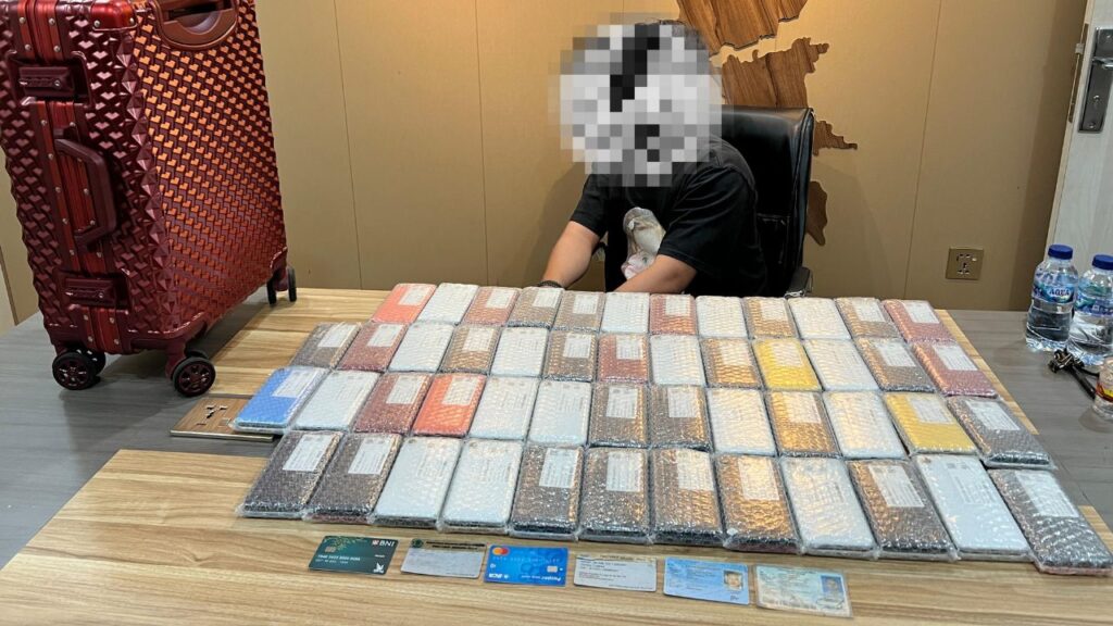 Bea Cukai Ringkus Penyelundup Ratusan Handphone Dari Bandara Batam