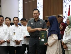 Menko AHY Serahkan SHM Warga Terdampak Pengembangan Kawasan Terpadu Rempang Eco-City