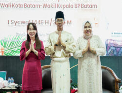 Shalat Idul Fitri Berlangsung Khidmat, Amsakar Terima Warga dalam Acara Open House