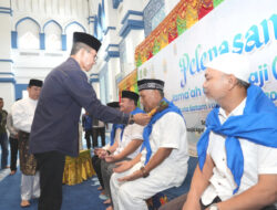 Amsakar Achmad Lepas Jemaah Calon Haji Kota Batam