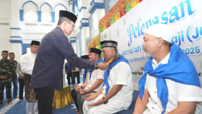 Amsakar Achmad Lepas Jemaah Calon Haji Kota Batam