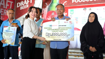 Peduli Kesejahteraan Warga, Wakil Kepala BP Batam Li Claudia Chandra Serahkan Insentif kepada 449 Lansia