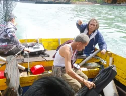 Dihantam Ombak, Kapal Rombongan 9 Pemancing Dikabarkan Tenggelam di Berakit