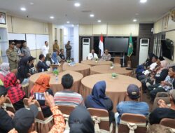 Amsakar-Li Claudia Terima Aspirasi Warga Rempang di Kantor Wali Kota Batam