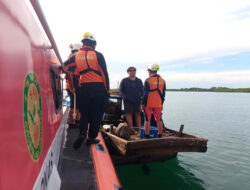 Basarnas Evakuasi 10 Pemancing Dihantam Badai di Pulau Telang
