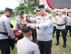 Kapolda Kepri Pimpin Upacara Kenaikan Pangkat Sebanyak 442 Personel