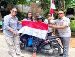 Ditresnarkoba Polda Kepri Bagikan Bendera Merah Putih di Pemukiman Masyarakat