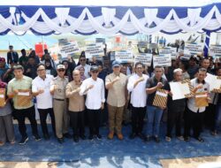 Wali Kota Batam Dampingi Mentrans Serahkan SHM Warga Tanjung Banun