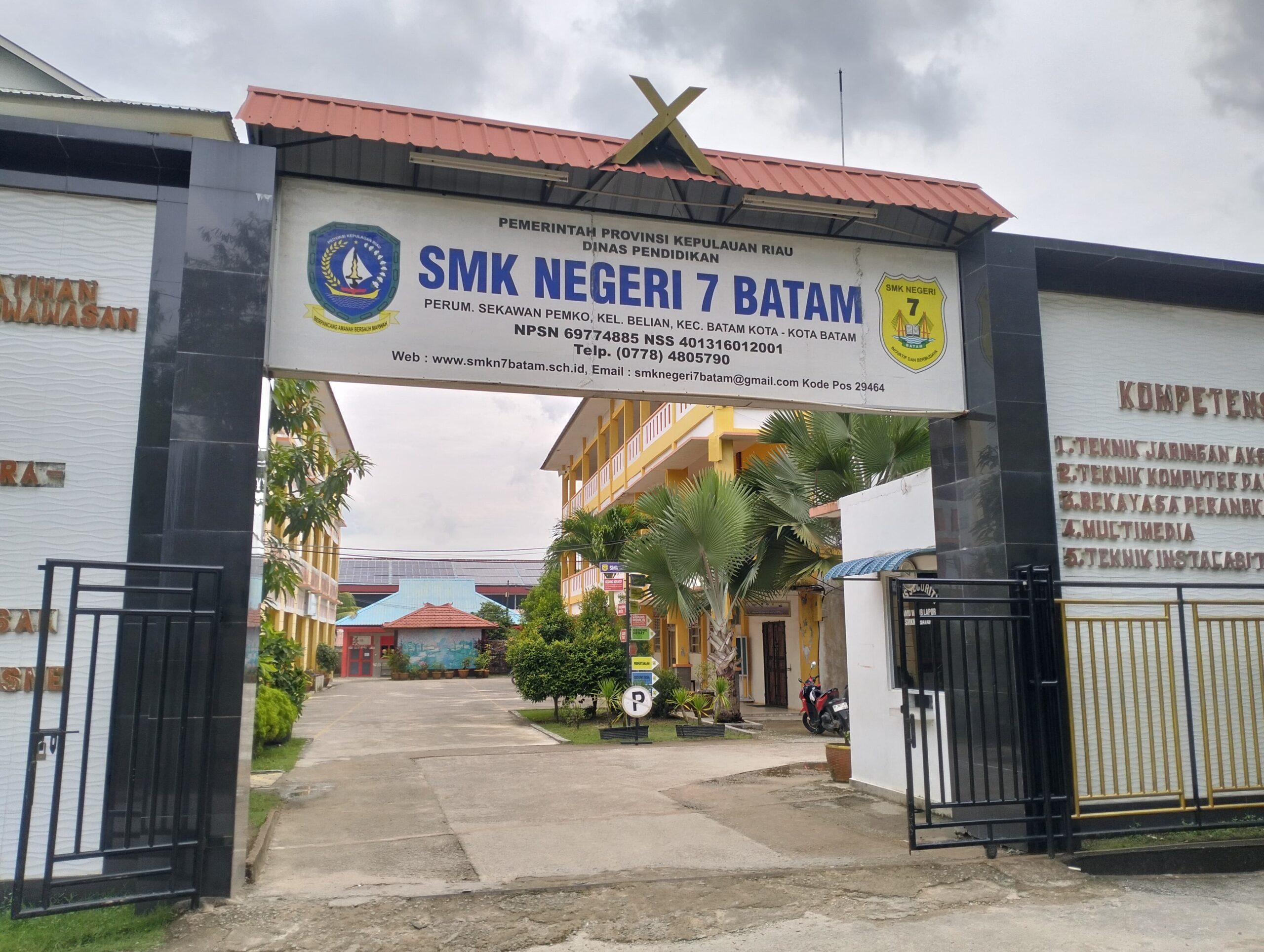 Pintu Gerbang SMKN 7 Batam.(Ist)