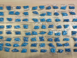 Pemotor di Batam Kedapatan Bawa 2000 Pil Ekstasi, Polisi Bongkar Simpanan Lain di Rumahnya