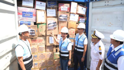 PELNI Berangkatkan 15 Kontainer Bantuan Korban Banjir Sumatera dengan KM Kelud