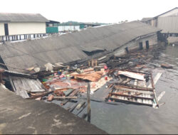 Rumah Warga di Pulau Mat Belanda Ambruk Digerus Usia dan Ombak Laut