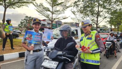 Pengendara Tertib Dapat Kejutan Cokelat Dari Polantas di Operasi Keselamatan Seligi 2026
