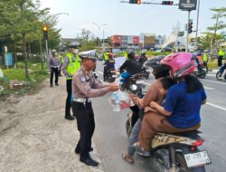 Ramadhan Penuh Makna, Ditlantas Datangi Pesantren dan Pengendara Berbagi Takjil