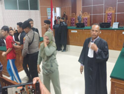 Tangis Ibu Terdakwa Kasus 2 Ton Sabu Pecah di Ruang Pengadilan Negeri Batam