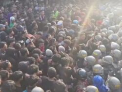 Di Tengah Demo Kaltim, Viral Aksi Orator Ingatkan Massa untuk Mundur Sebelum Saling Dorong dengan Polisi