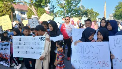 Ribuan Guru dan Pelajar Batam Demo Dukung Program MBG, Ada yang Mengaku Belum Sarapan dan Masih Ngantuk