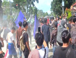 Demo Mahasiswa di Batam Panas, Massa Dorong Polisi Lantaran Berkata Kasar