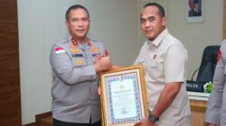 Kapolda Kepri Serahkan Piagam Kapolri Pada 5 Satker Peraih Predikat Pelayanan Prima