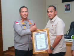 Kapolda Kepri Serahkan Piagam Kapolri Pada 5 Satker Peraih Predikat Pelayanan Prima