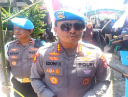 Aksi Kabid Propam Polda Kepri Bagi 500 Bendera Merah Putih di Kampung Tua Batam Bikin Haru Warga