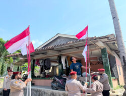 Jelang HUT ke 81 Kemerdekaan RI, Ditreskrimum Polda Kepri Datangi Warga Bagikan Bendera Merah Putih dan Bansos
