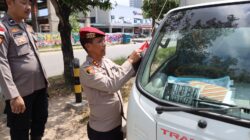 Ditresnarkoba Polda Kepri Bagikan Bendera ke Pengendara di Batam