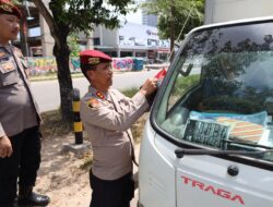Ditresnarkoba Polda Kepri Bagikan Bendera ke Pengendara di Batam