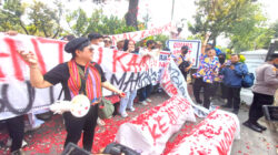 Ratusan Karyawan Datangi Balai Kota Jakarta Bawa Keranda, Tuntut Club de Arjuna Dibuka Kembali