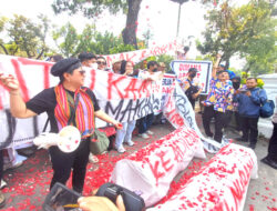 Ratusan Karyawan Datangi Balai Kota Jakarta Bawa Keranda, Tuntut Club de Arjuna Dibuka Kembali