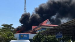 Panel Surya Diduga Picu Kebakaran di Kantor Bea Cukai Batam, Terdengar Dentuman Keras
