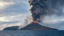 Anak Krakatau Kembali Erupsi, Ada Larangan Mendekat Radius 3 KM