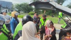 Ditreskrimsus dan Wartawan Bagikan 100 Kantong Beras untuk Porter hingga Ojol di Jumat Berkah