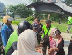 Ditreskrimsus dan Wartawan Bagikan 100 Kantong Beras untuk Porter hingga Ojol di Jumat Berkah