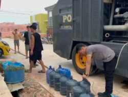 Hingga Dini Hari, Polresta Barelang Salurkan Air Bersih di Nongsa